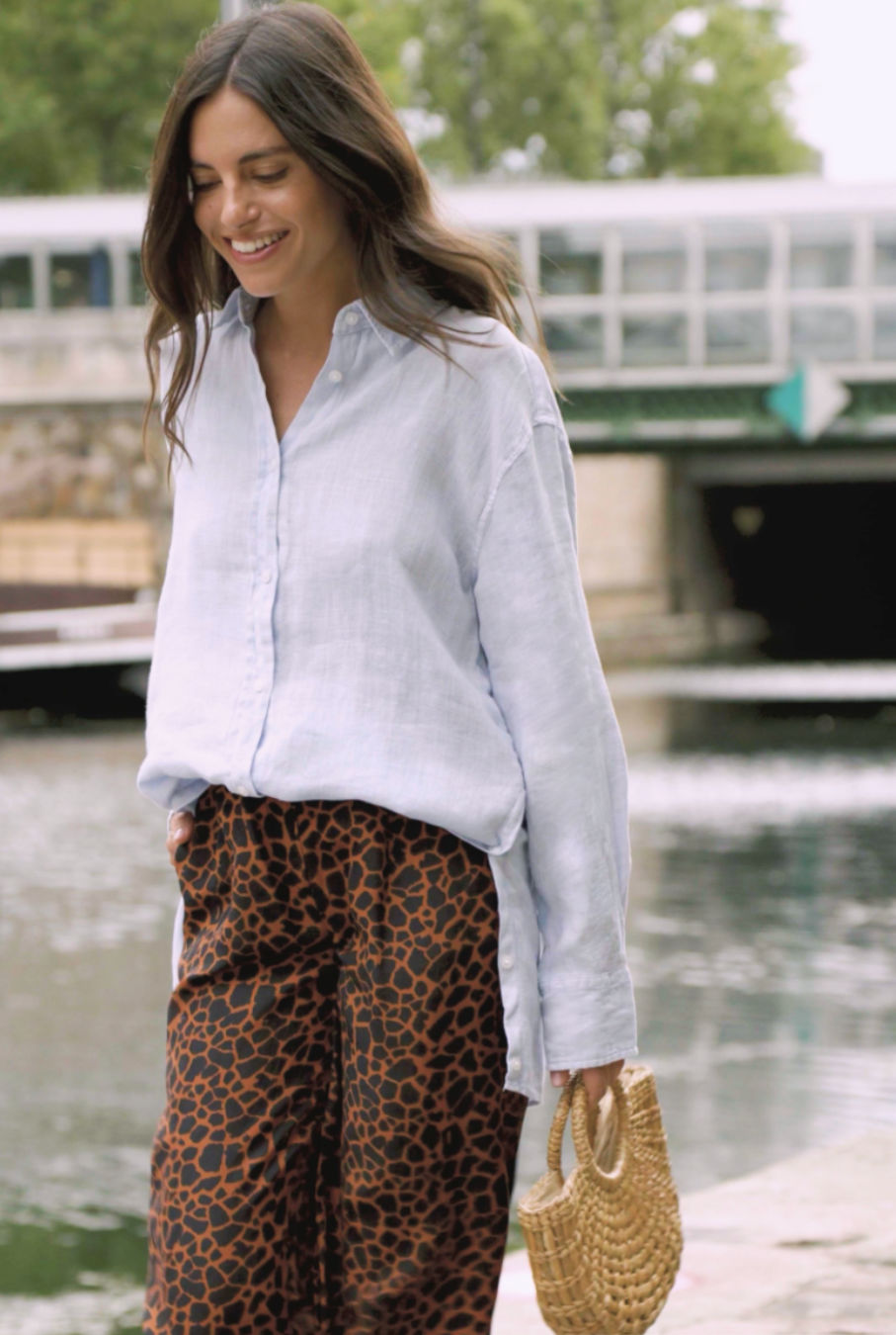 Femme qui sourit portant un pantalon LEITA Paris avec un motif girafe