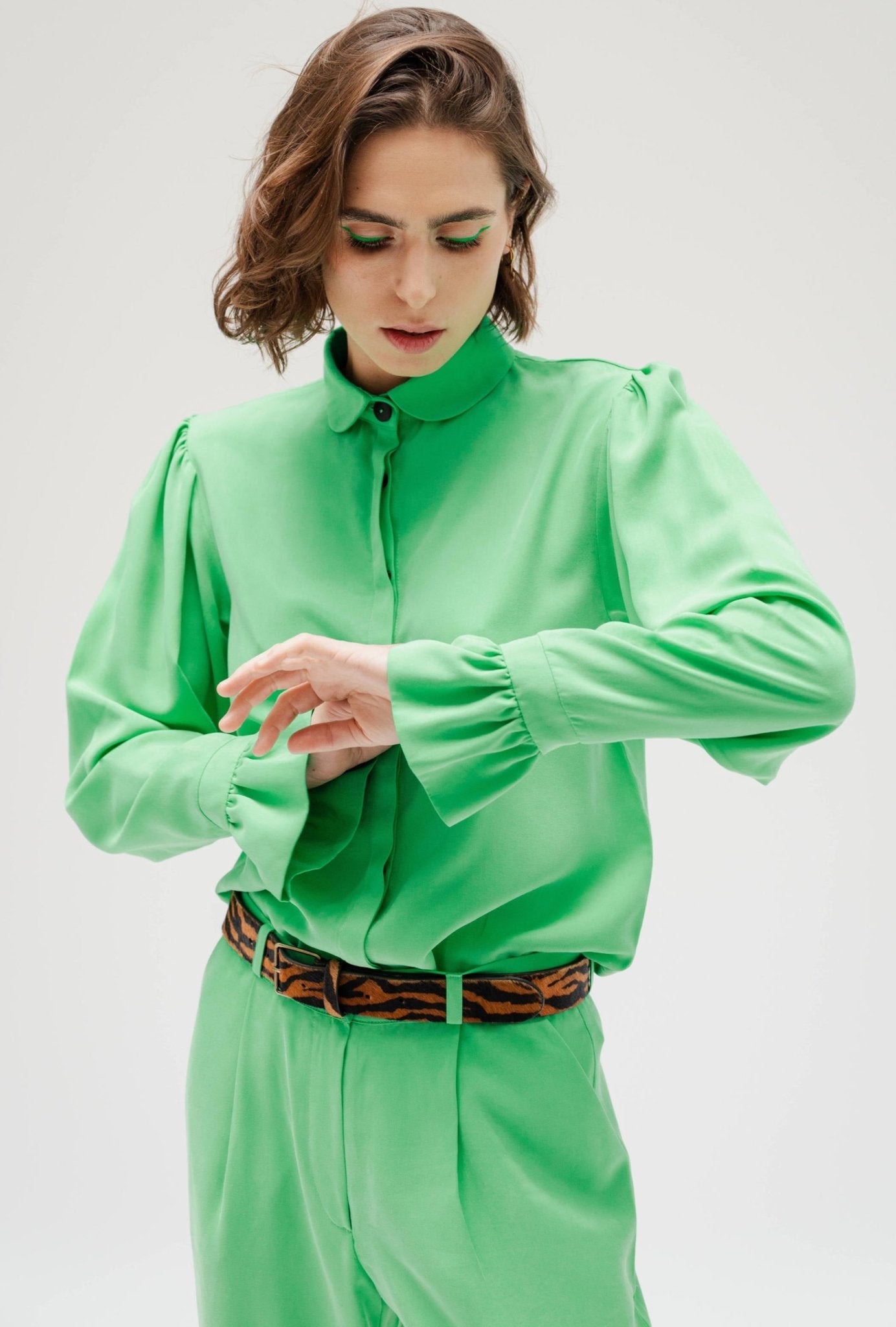 LEITA Paris chemise droite verte manche volantée